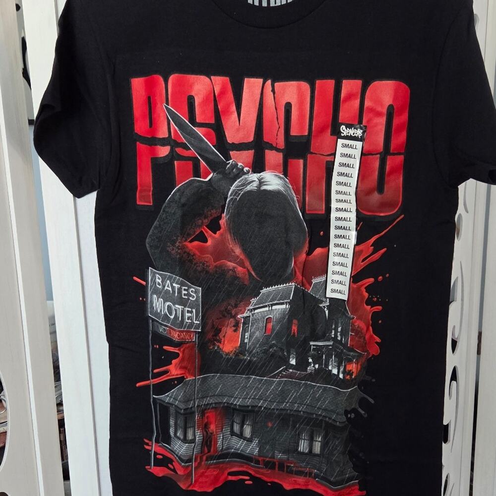 Alfred Hitchcock Psycho Bates Motel Horror Movie Graphic T Shirt Small NWT 2023